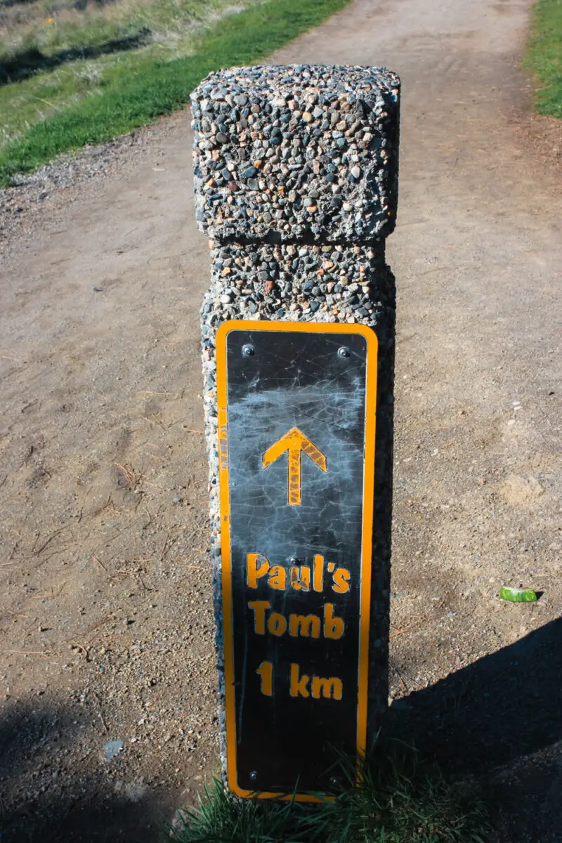 Sign that says "Paul's Tomb 1 km"