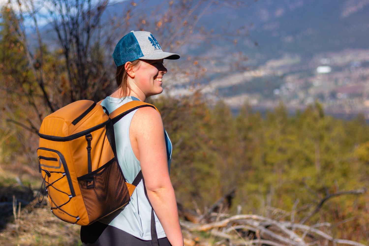 Woman wearing the EVERFUN cooler backpack.