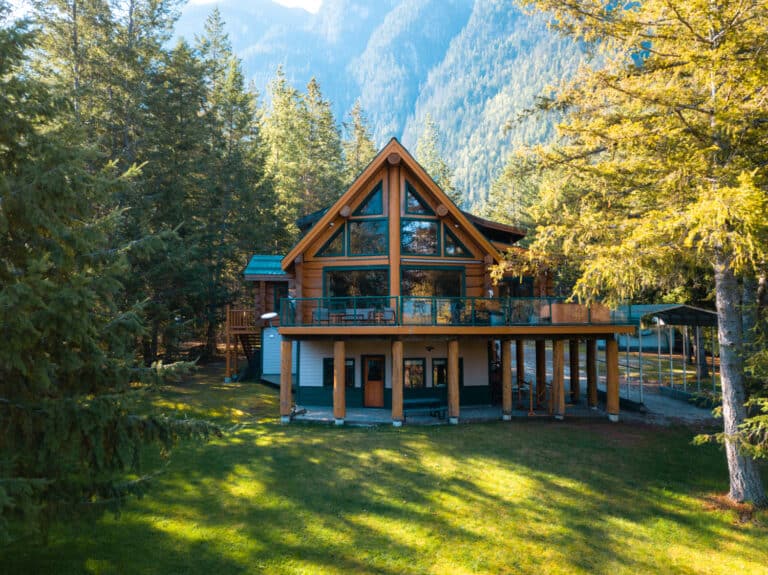 Lakefront Log Home: Beautiful & Peaceful Vacation Rental in the Kootenays